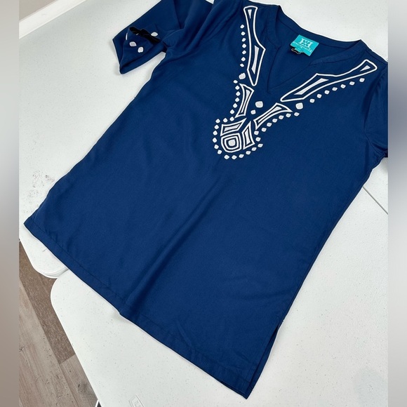 Escapada Split V-Neck Embroidered Long Sleeve Tunic - Picture 7 of 9